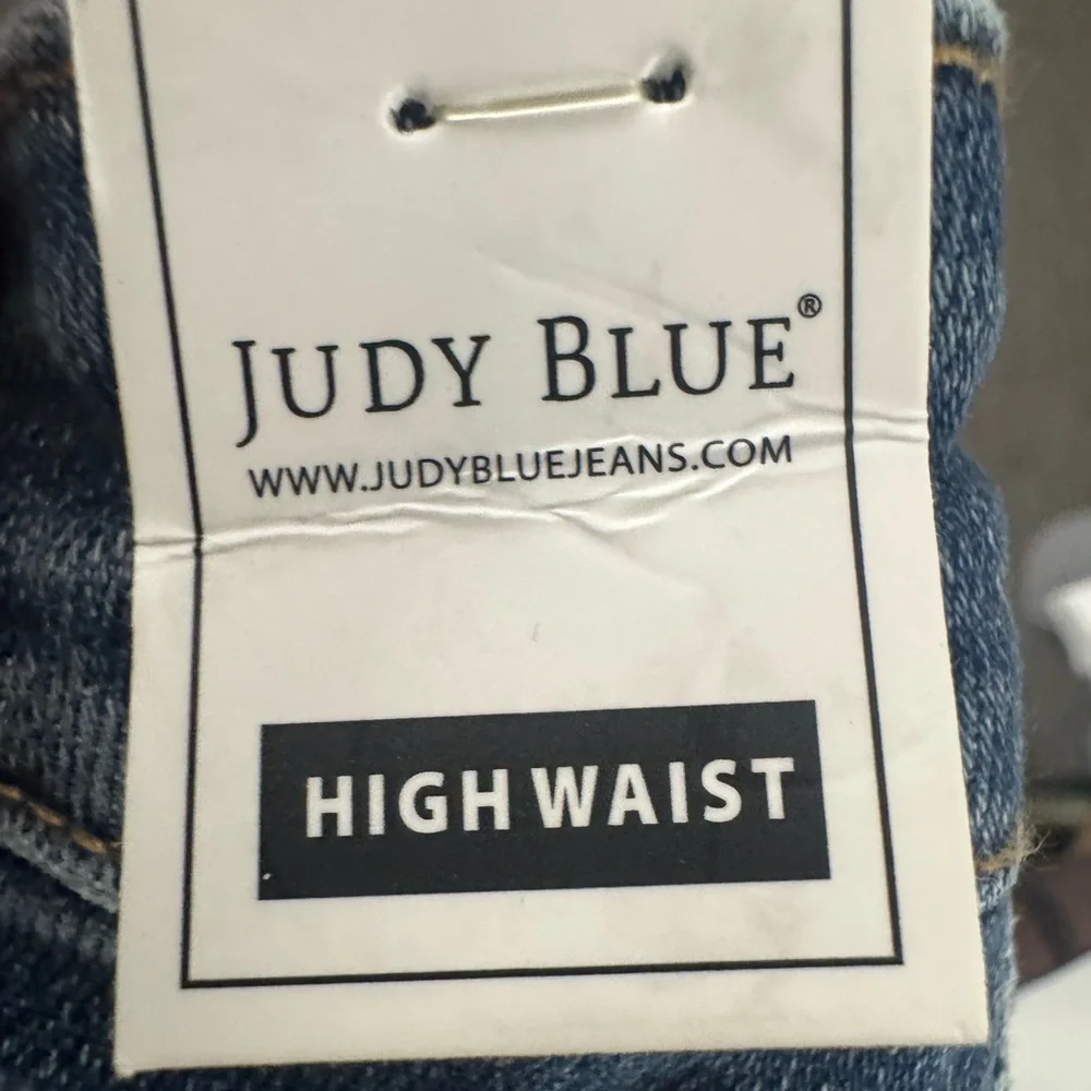 Judy Blue Medium Wash Rolled Hem Denim Shorts Size XL - Picture 4 of 5